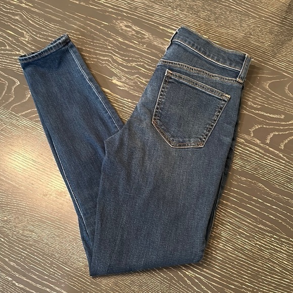 GAP true skinny high rise, medium wash, light distressing, size 26 - Picture 2 of 11
